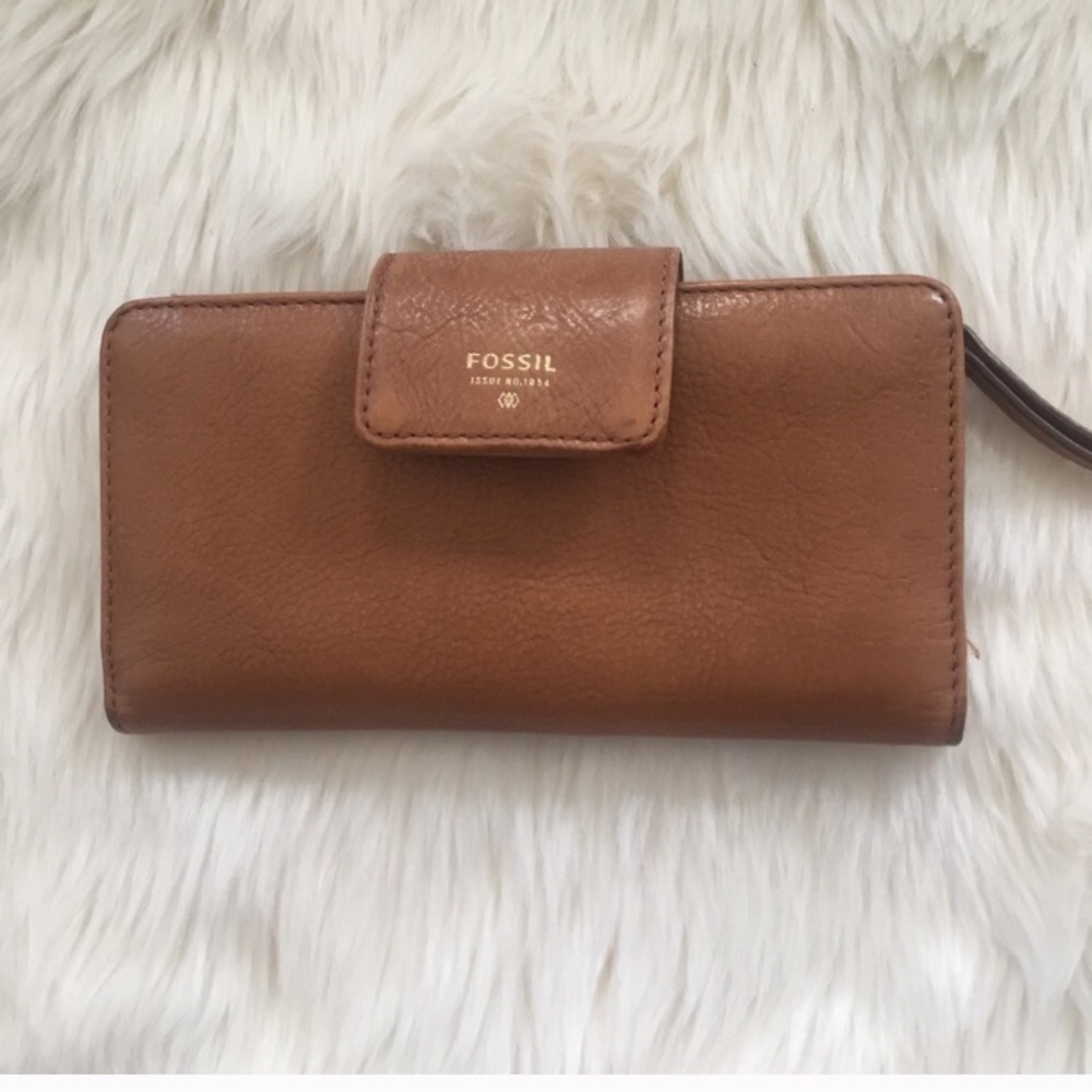 Fossil wallet with button closure